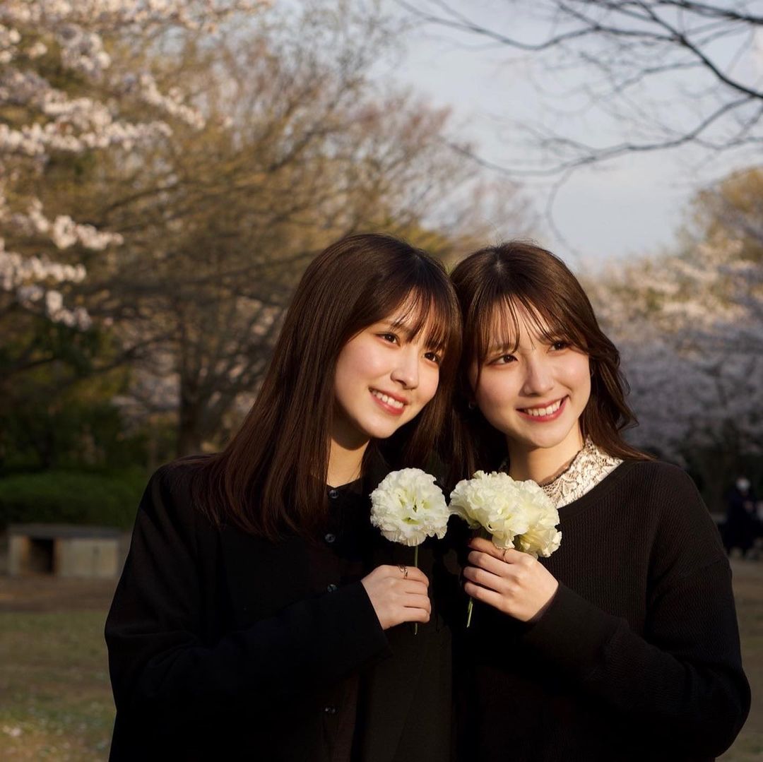 不是 AI！日本极品正妹双胞胎晒仙气合照，脸蛋、服装、微笑…连发丝都一模一样！