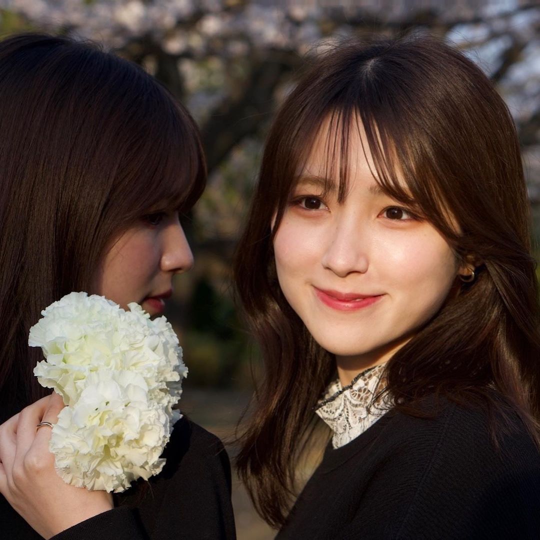 不是 AI！日本极品正妹双胞胎晒仙气合照，脸蛋、服装、微笑…连发丝都一模一样！