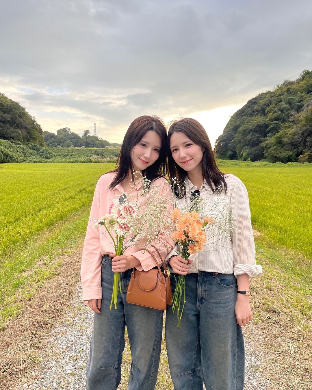 不是 AI！日本极品正妹双胞胎晒仙气合照，脸蛋、服装、微笑…连发丝都一模一样！