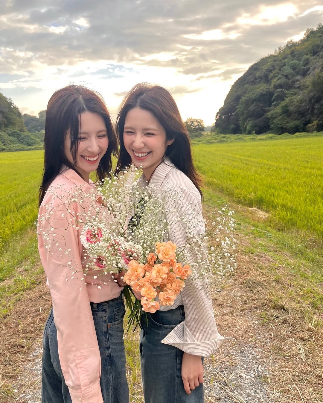 不是 AI！日本极品正妹双胞胎晒仙气合照，脸蛋、服装、微笑…连发丝都一模一样！