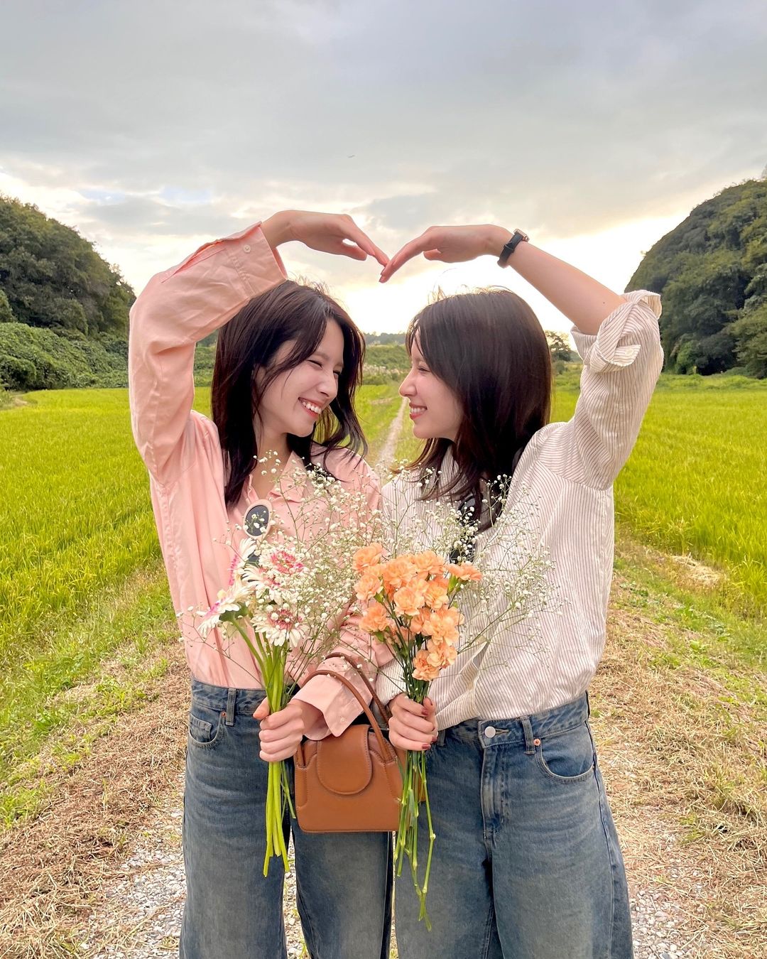 不是 AI！日本极品正妹双胞胎晒仙气合照，脸蛋、服装、微笑…连发丝都一模一样！