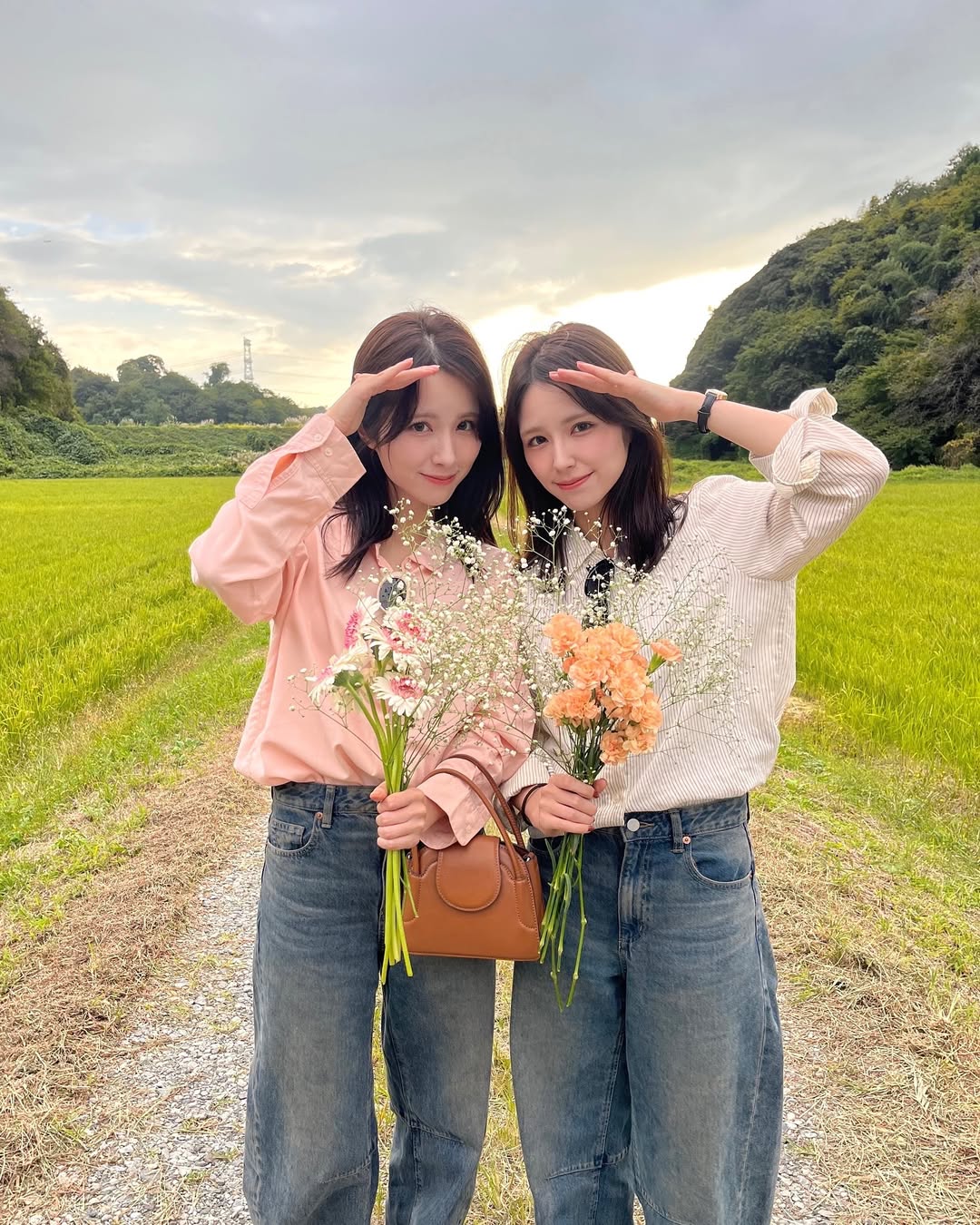 不是 AI！日本极品正妹双胞胎晒仙气合照，脸蛋、服装、微笑…连发丝都一模一样！