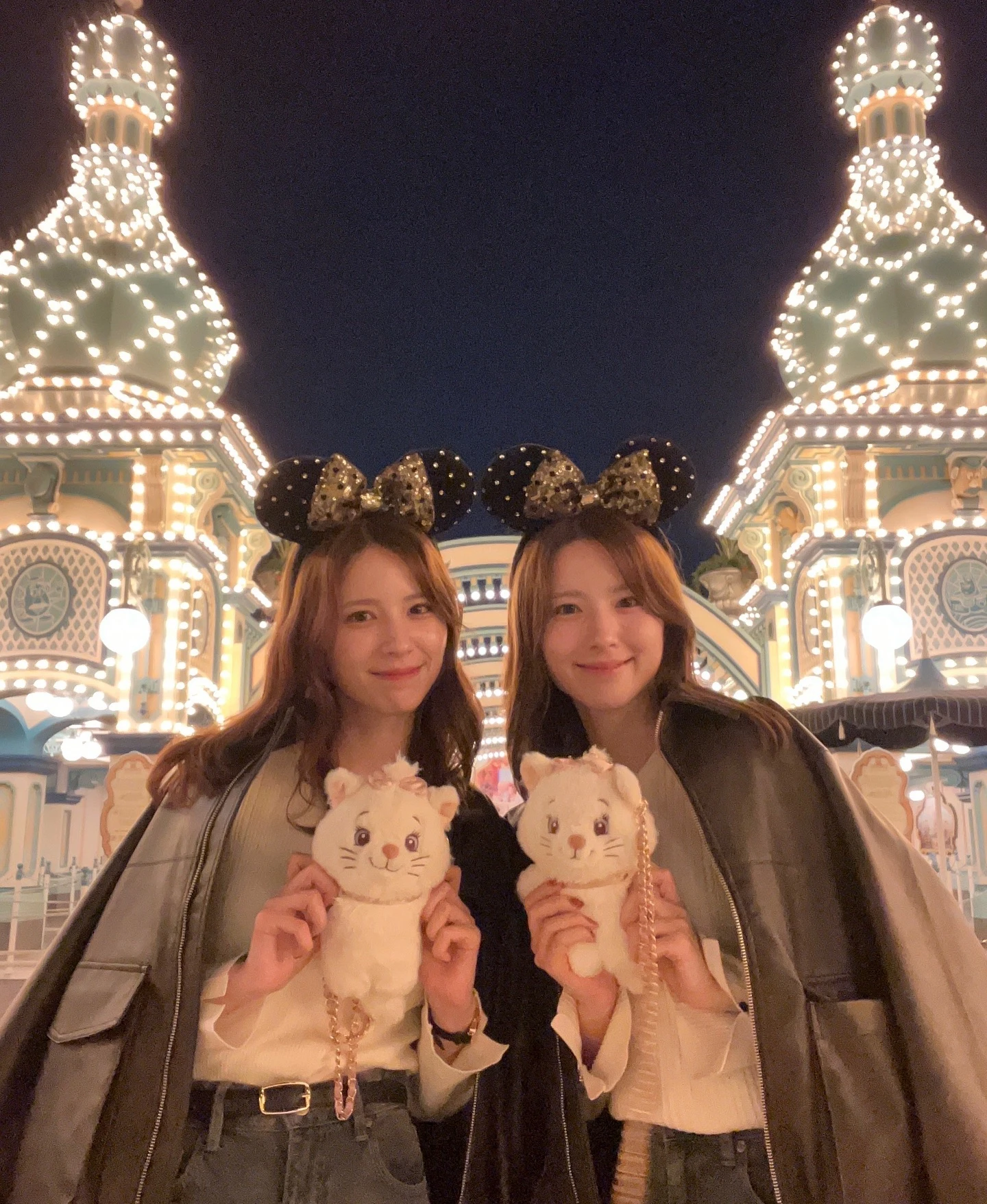 不是 AI！日本极品正妹双胞胎晒仙气合照，脸蛋、服装、微笑…连发丝都一模一样！