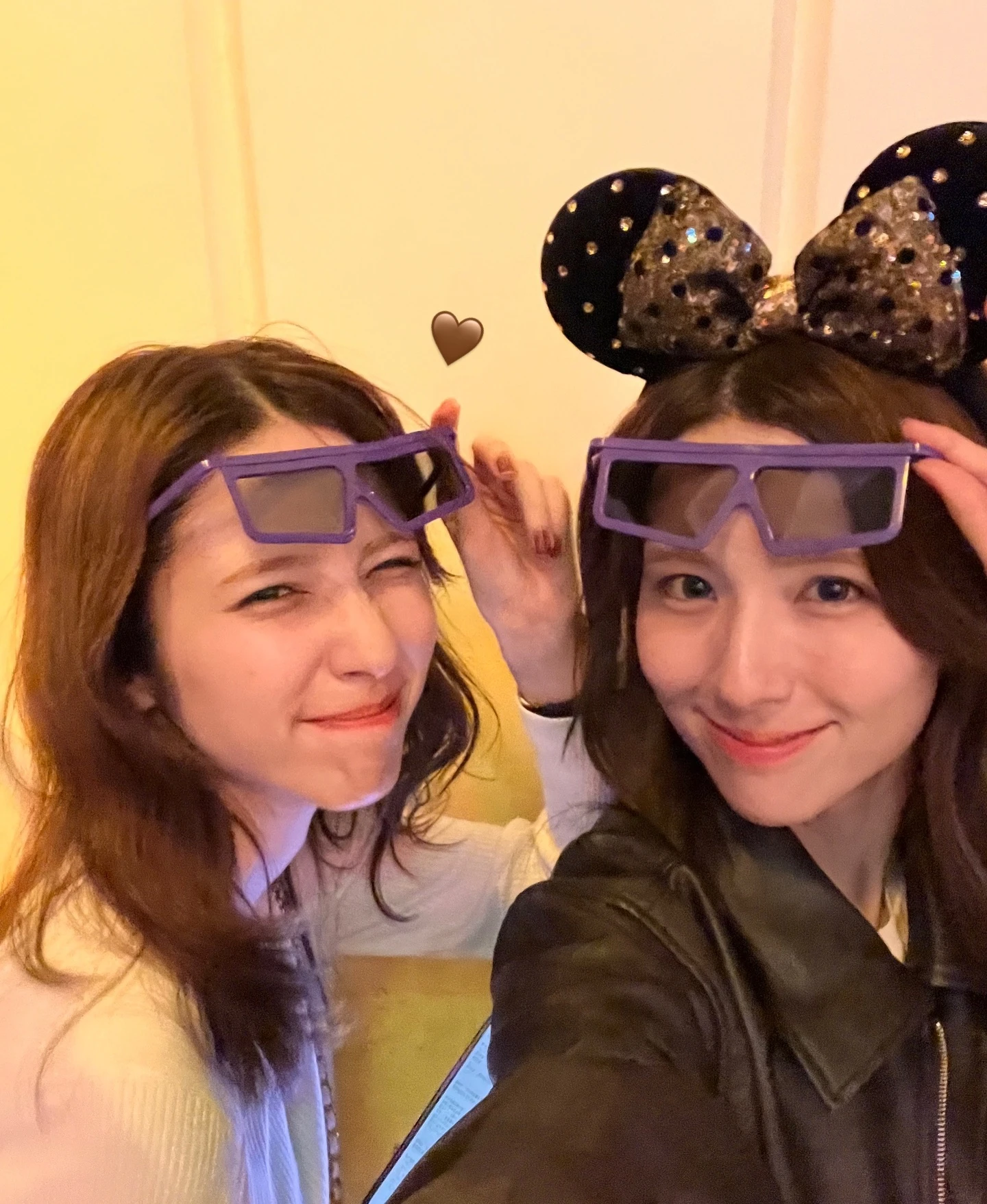 不是 AI！日本极品正妹双胞胎晒仙气合照，脸蛋、服装、微笑…连发丝都一模一样！