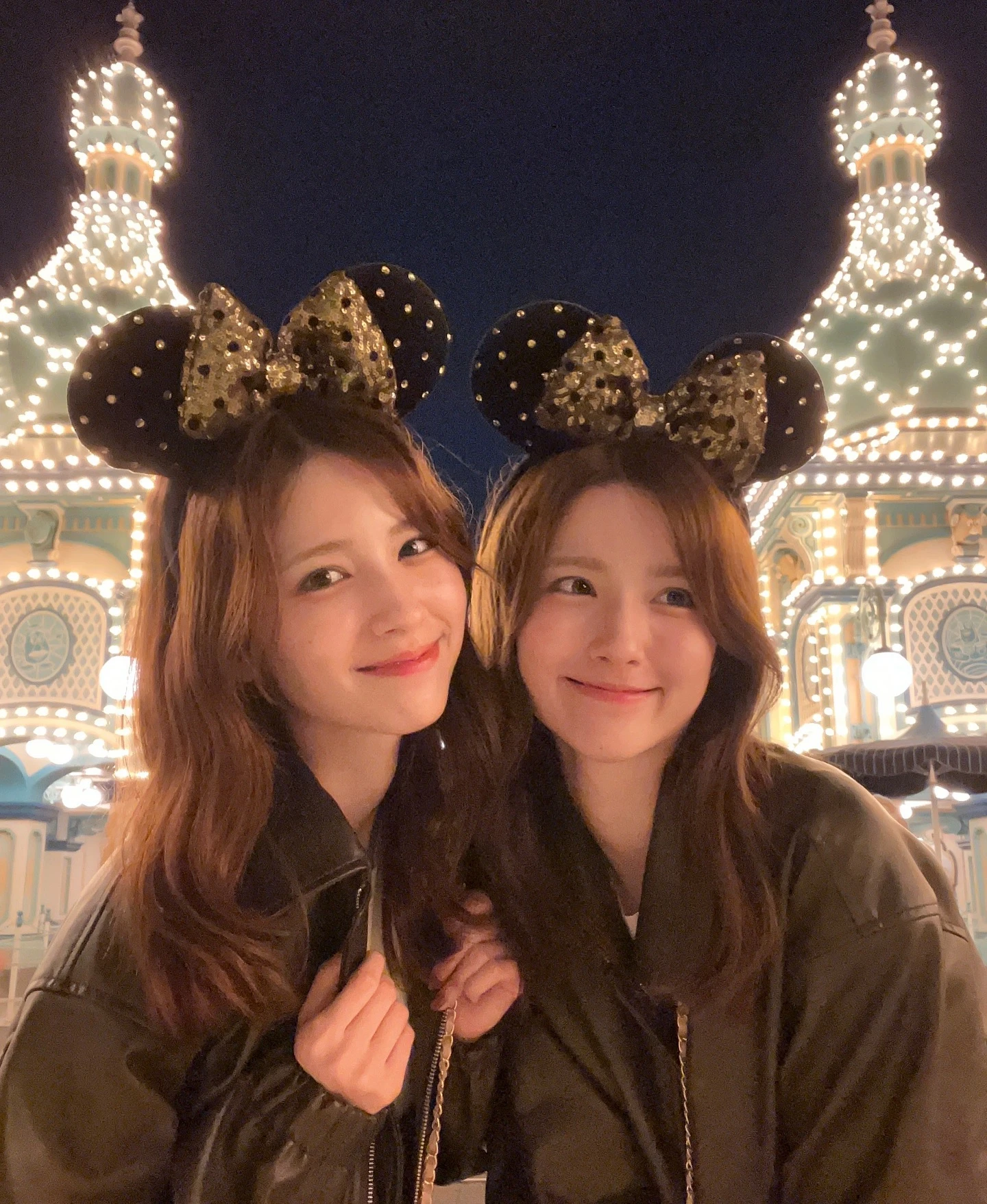 不是 AI！日本极品正妹双胞胎晒仙气合照，脸蛋、服装、微笑…连发丝都一模一样！