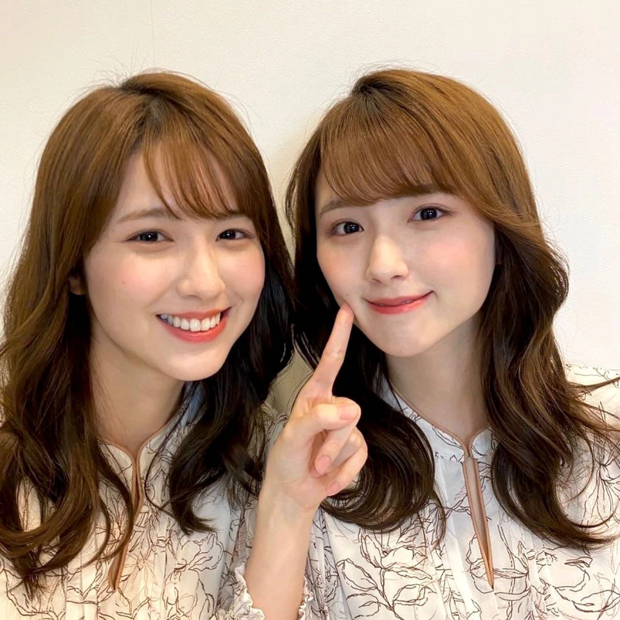 不是 AI！日本极品正妹双胞胎晒仙气合照，脸蛋、服装、微笑…连发丝都一模一样！