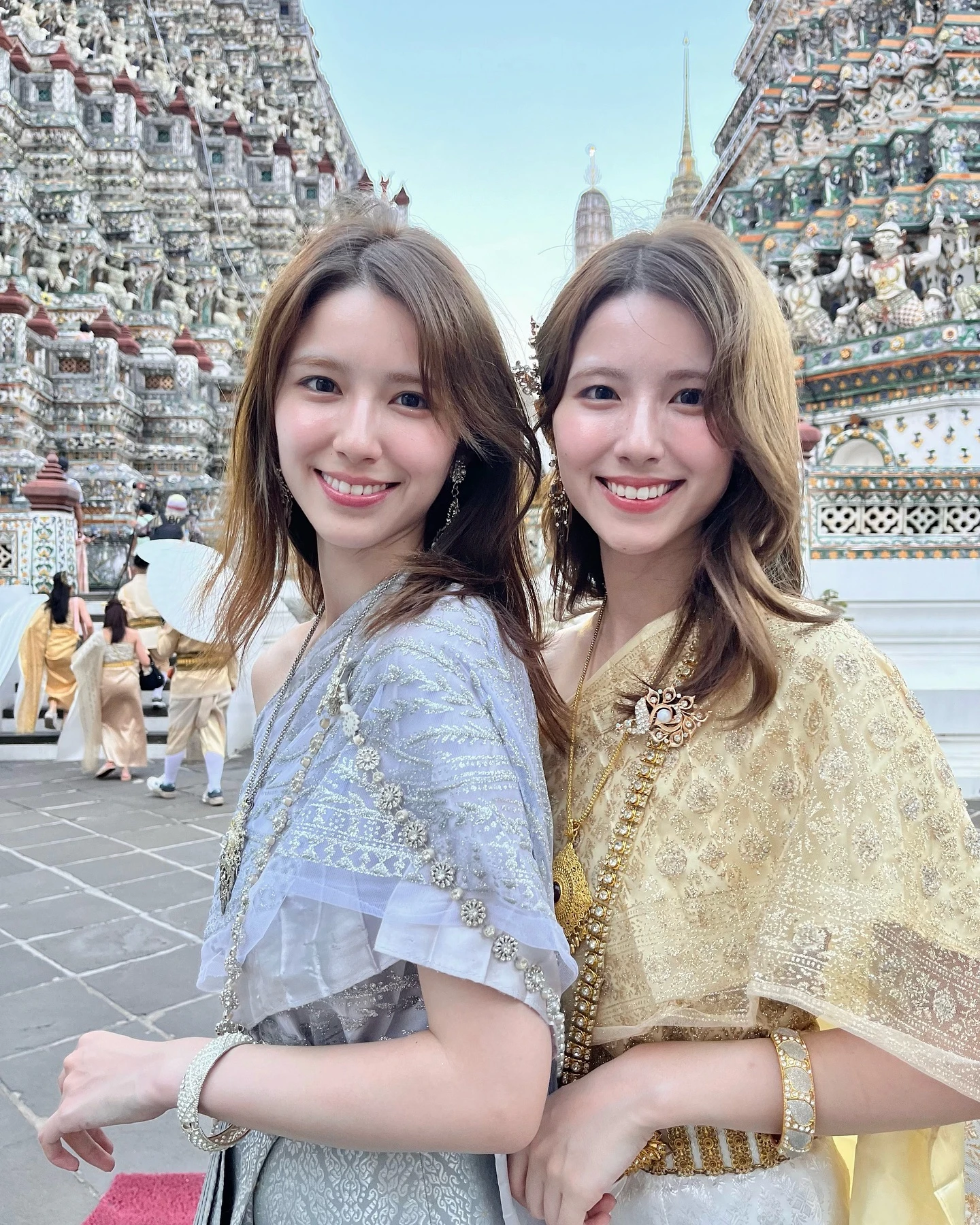 不是 AI！日本极品正妹双胞胎晒仙气合照，脸蛋、服装、微笑…连发丝都一模一样！