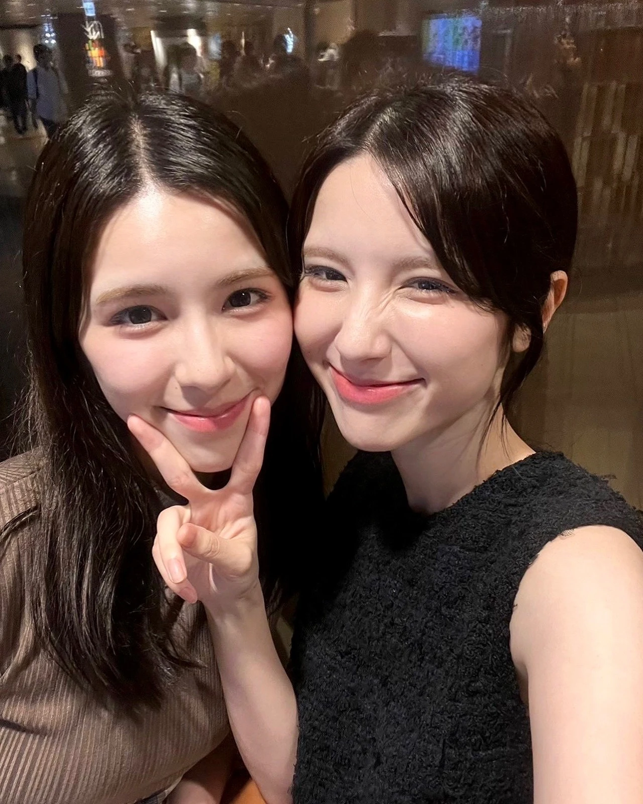 不是 AI！日本极品正妹双胞胎晒仙气合照，脸蛋、服装、微笑…连发丝都一模一样！