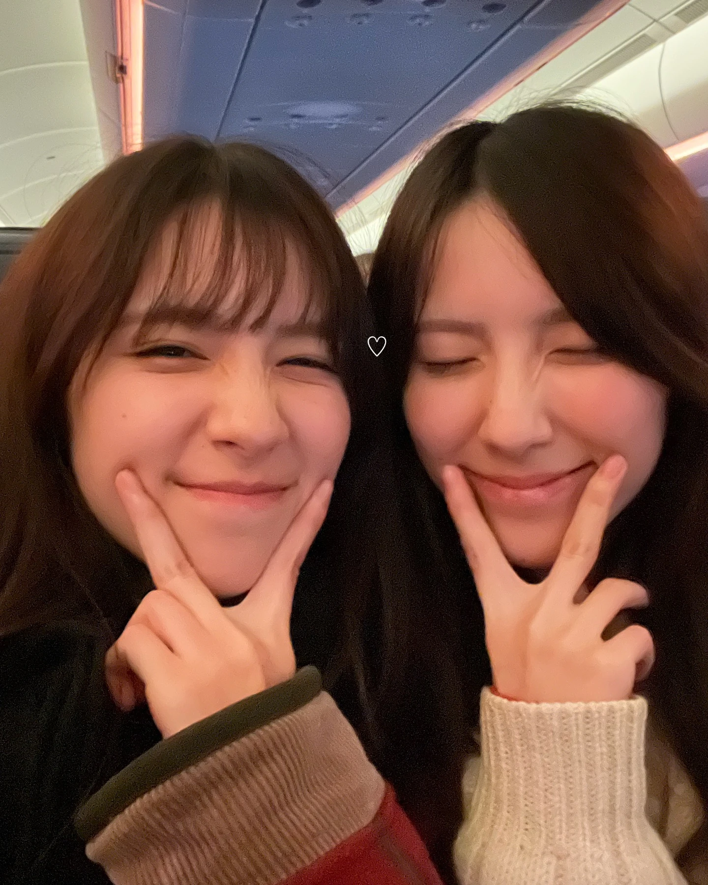 不是 AI！日本极品正妹双胞胎晒仙气合照，脸蛋、服装、微笑…连发丝都一模一样！