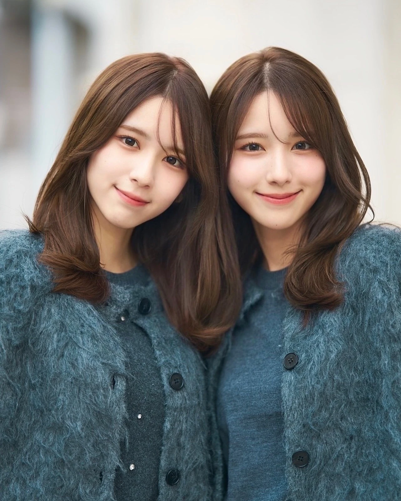 不是 AI！日本极品正妹双胞胎晒仙气合照，脸蛋、服装、微笑…连发丝都一模一样！