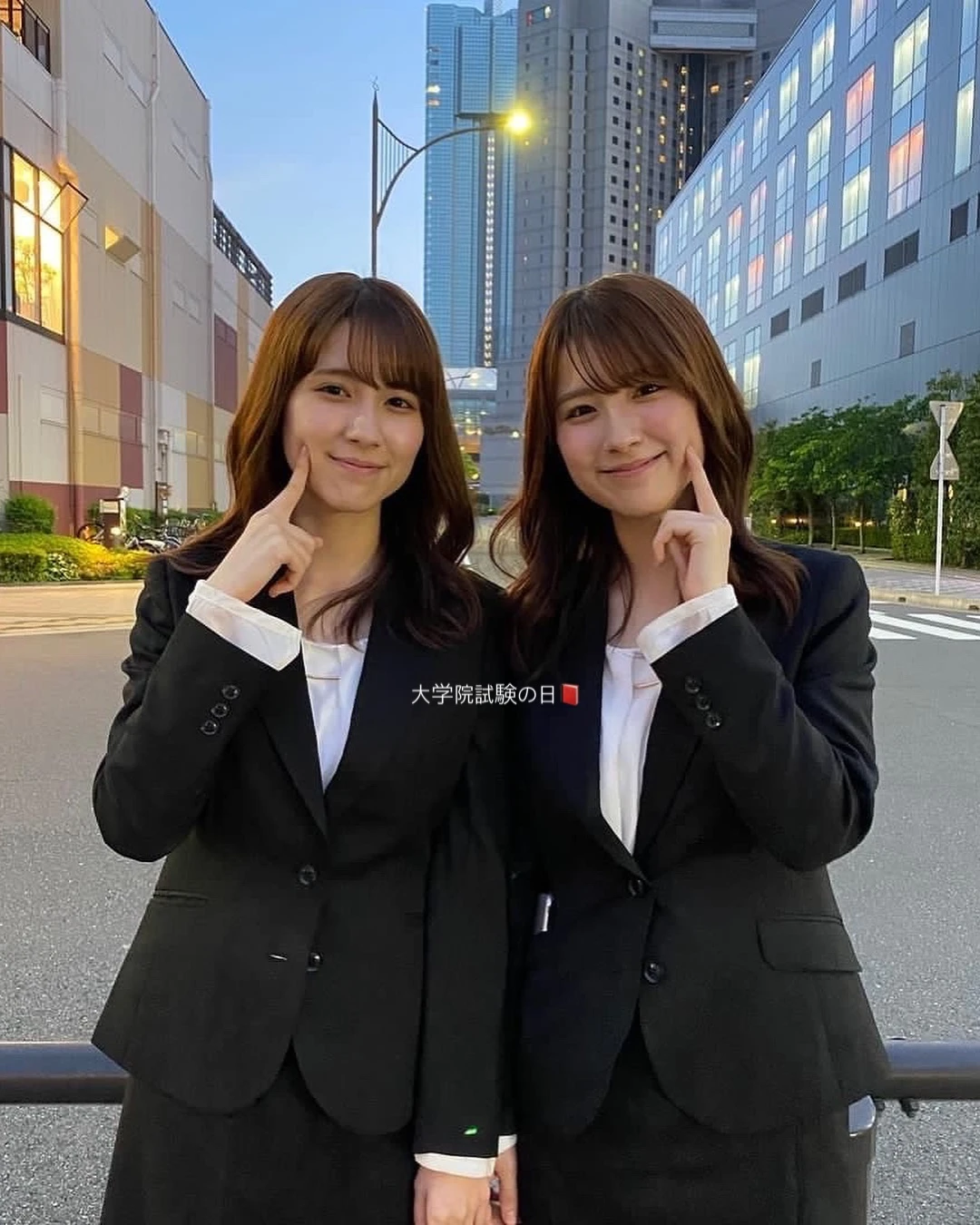 不是 AI！日本极品正妹双胞胎晒仙气合照，脸蛋、服装、微笑…连发丝都一模一样！