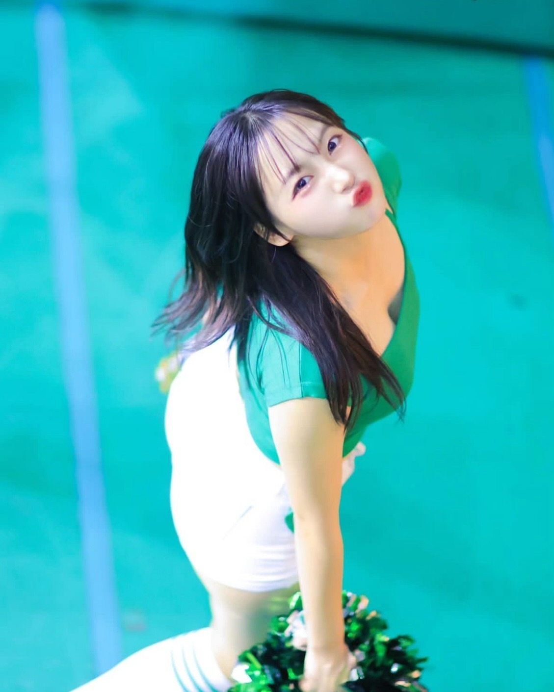 极品！22 岁韩国啦啦队女神河智苑「神级蜜大腿」超顶，网友大赞：看得口水都流出来了！