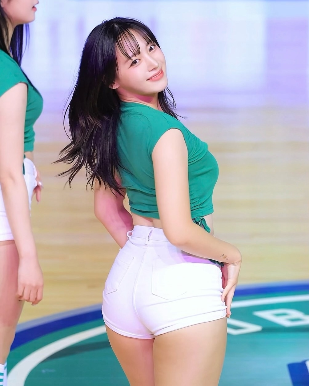 极品！22 岁韩国啦啦队女神河智苑「神级蜜大腿」超顶，网友大赞：看得口水都流出来了！