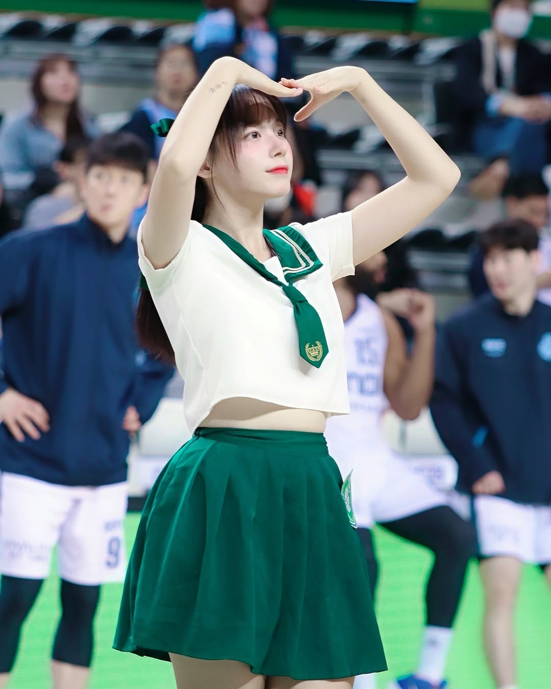 极品！22 岁韩国啦啦队女神河智苑「神级蜜大腿」超顶，网友大赞：看得口水都流出来了！