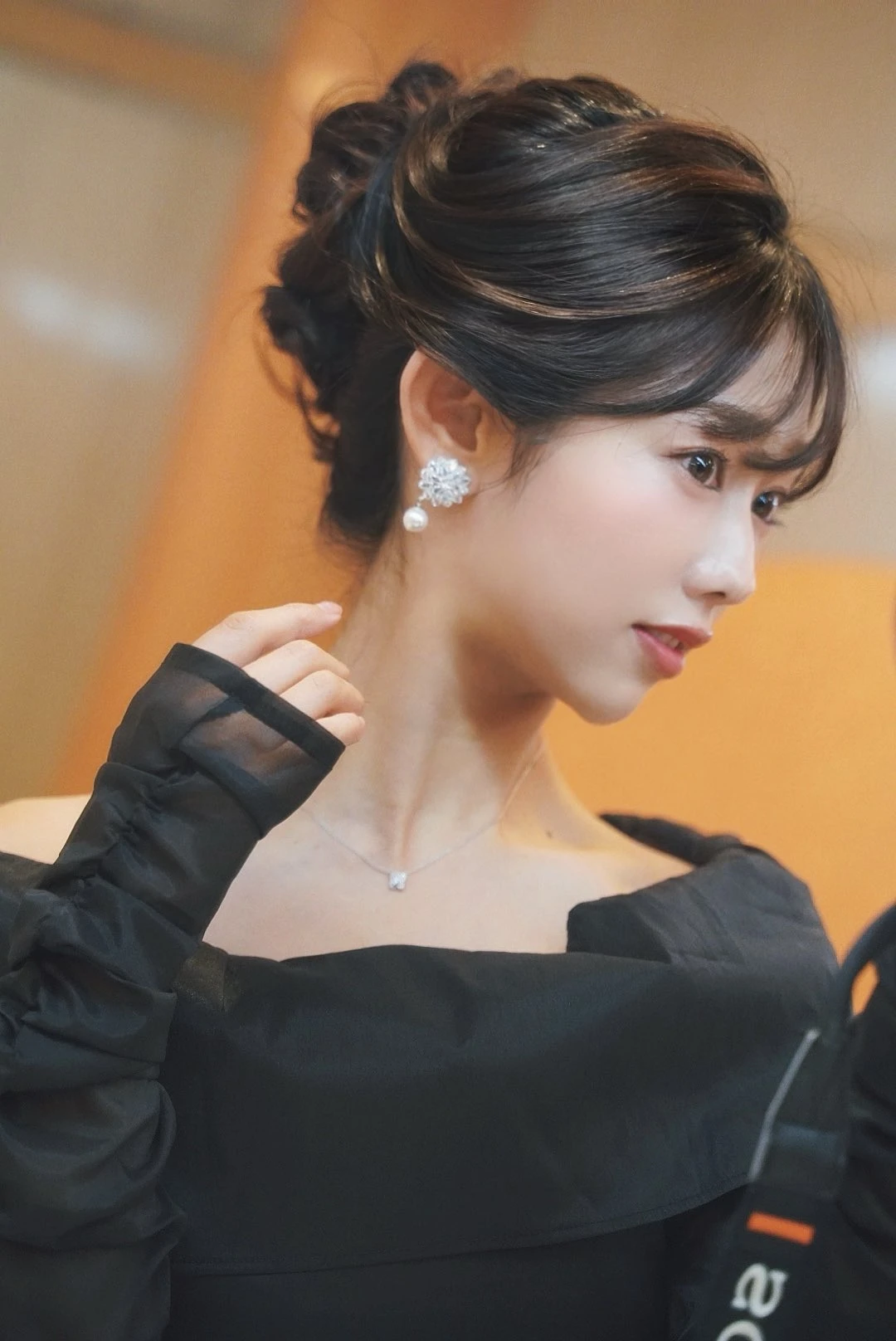 人美心善但不好惹！美女老师《堀江圣夏》大秀「徒手破砖」超强空手道黑带实力！