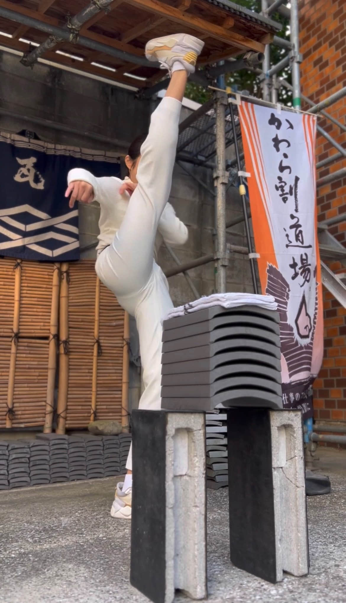 人美心善但不好惹！美女老师《堀江圣夏》大秀「徒手破砖」超强空手道黑带实力！