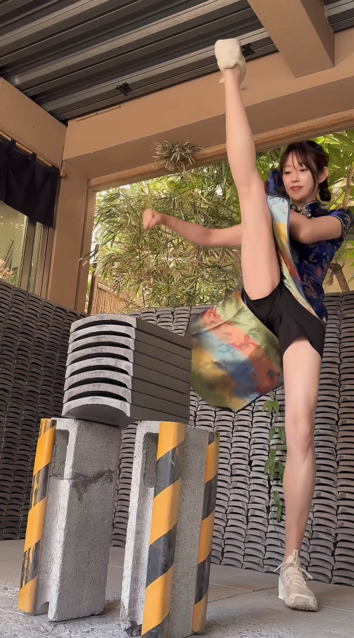 人美心善但不好惹！美女老师《堀江圣夏》大秀「徒手破砖」超强空手道黑带实力！