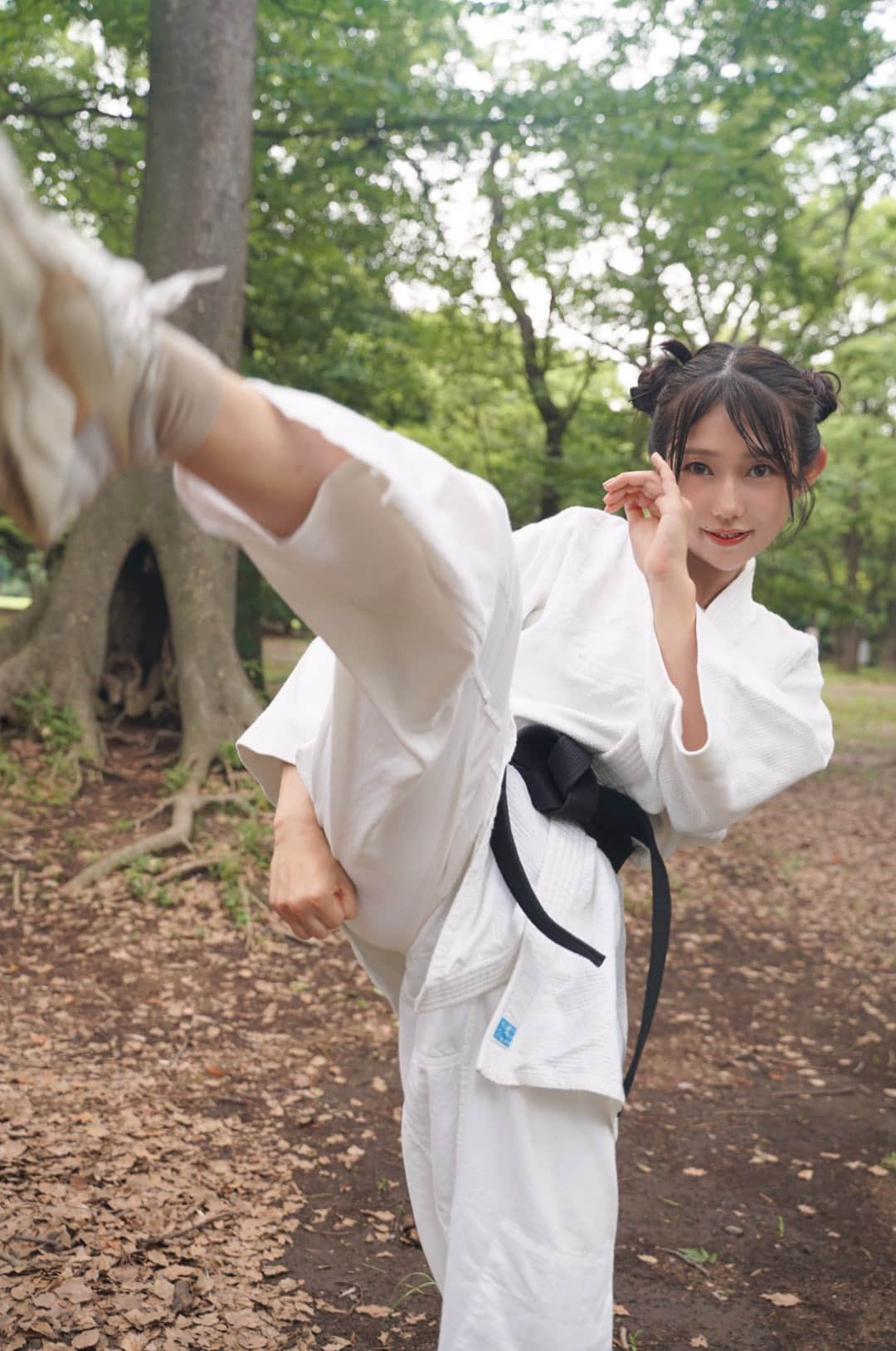 人美心善但不好惹！美女老师《堀江圣夏》大秀「徒手破砖」超强空手道黑带实力！